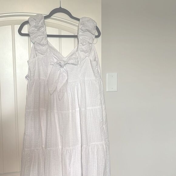 Elegant White Sleeveless Dress - Picture 4 of 6